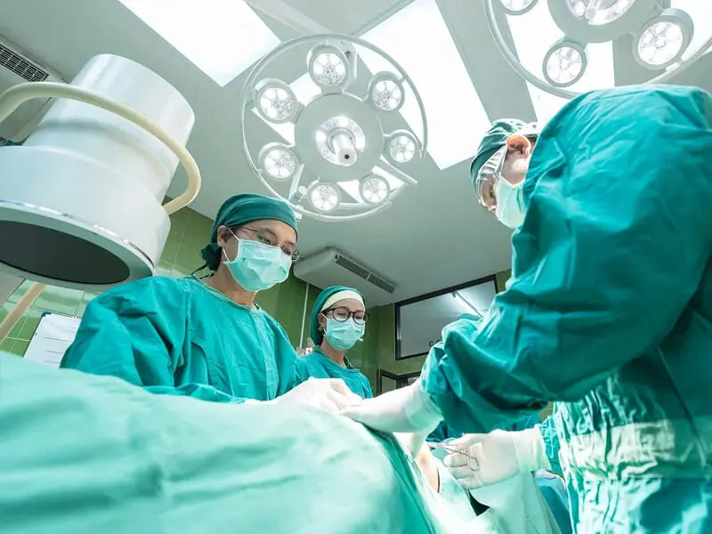 Equipo de cirujanos operando en el quirófano de un hospital
