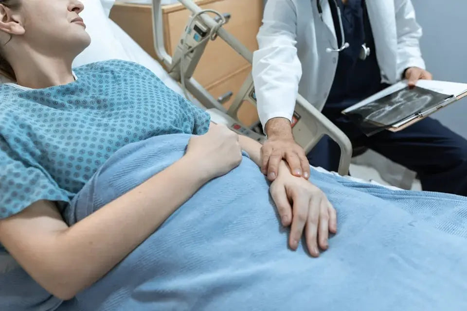 Médico revisando a un paciente en un centro ambulatorio