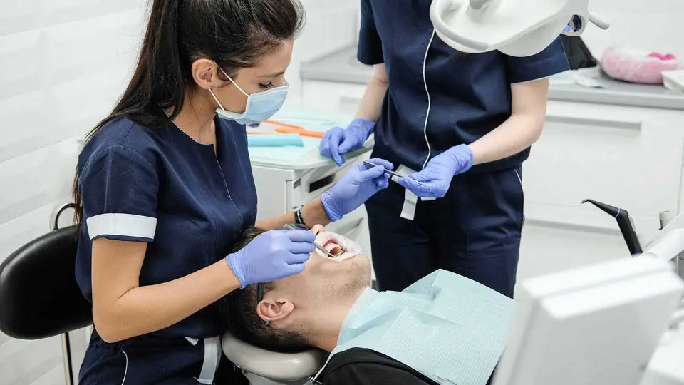 Odontólogas realizando un procedimiento oral